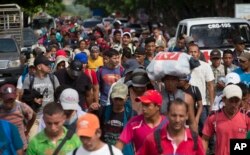 온두라스에서 미국을 향해 걷고 있는 '캐러밴' 이민자 행렬이 16일 과테말라 치쿠이물라를 지나고 있다.