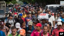 Di dân người Honduras đi bộ về hướng Hoa Kỳ, Ảnh chụp ngày thứ Ba 16/10/2018. (AP Photo/Moises Castillo)