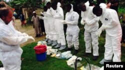 Volonteri u Africi se pripremaju da uklone tela ljudi za koje se sumnja da su umrli od ebole, 2. avgust 2014.