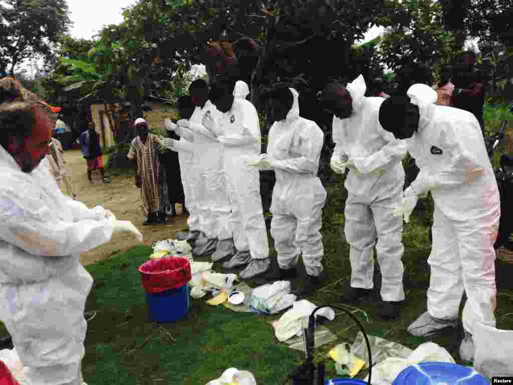 لائبیریا میں رضاکار ایبولا وائرس سے متاثرہ افراد کے بچاؤ کے لیے اپنی تیاری میں مصروف ہیں۔