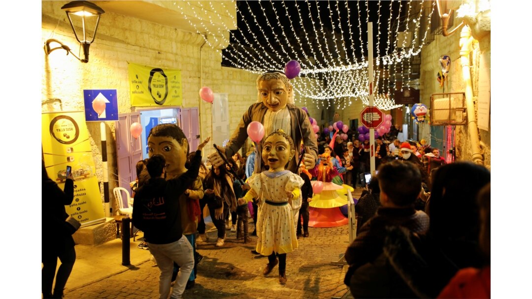Warga Palestina merayakan di Betlehem di Tepi Barat yang diduduki Israel, 2 Desember 2021. (Foto: REUTERS/Mussa Qawasma)