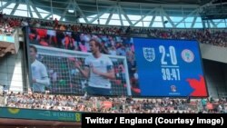 L’écran géant du stade montre les images et le score à la mi-temps du match de préparation au Mondial 2018, mené par l’Angleterre contre le Nigeria, à Wembley, 2 mai 2-18. (Twitter/England)