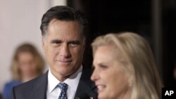 Mitt Romney dan isterinya, Ann Romney menyampaikan duka cita untuk para korban penembakan di Colorado (foto: dok).