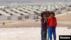 美国女演员安吉丽娜·朱莉2016年9月9日访问约旦阿兹拉克附近收容叙利亚难民的阿兹拉克难民营，并且举行记者会。这是她所见到的几个叙利亚难民儿童。