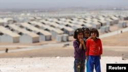 지난 9일 요르단의 난민 캠프에서 영화배우 안젤리나 졸리 방문 회견에 앞서 포즈를 취한 시리아 난민 어린이들. (자료사진)
