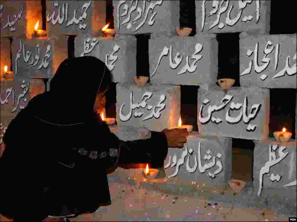کراچی میں گیارہ ستمبر 2012 کو پیش آنے والے اس سانحے میں میں مرنے والوں کی یاد میں دیے جلائے جارہے ہیں