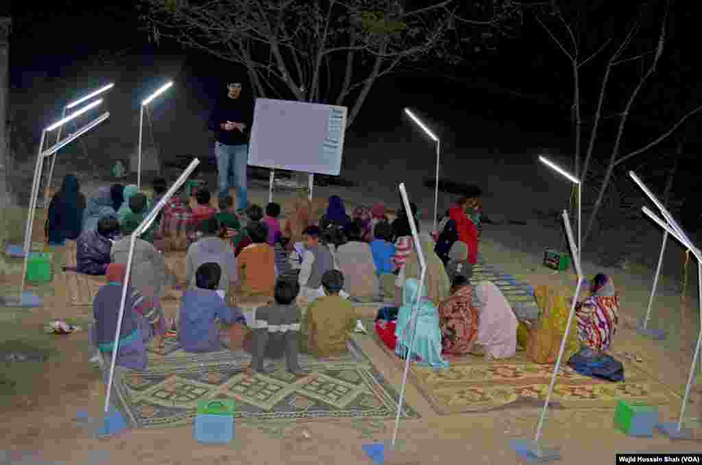اسکول میں مزدوری کرنے والے بچے چٹائیوں پر بیٹھ کر سولر لائٹ کی روشنی میں تعلیم حاصل کرتے ہیں۔
