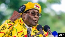 Robert Mugabe s'adresse aux membres du Zanu-PF et aux sympathisants rassemblés au siège de son parti pour montrer son soutien à Grace Mugabe, la Première dame, devenant après le renvoi d'Emerson Mnangagwa, 08 novembre 2017.