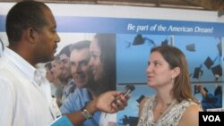 Assessora de imprensa americana, Rebecca Marquez, falando à reportagem da VOA