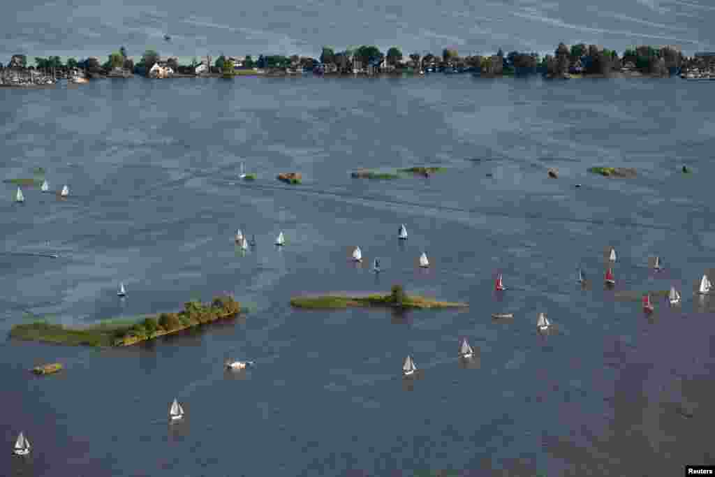 지난 14일(현지시간) 공중촬영한 네덜란드 암스테르담 남쪽 관광명소 루즈렉트 호수. &nbsp;