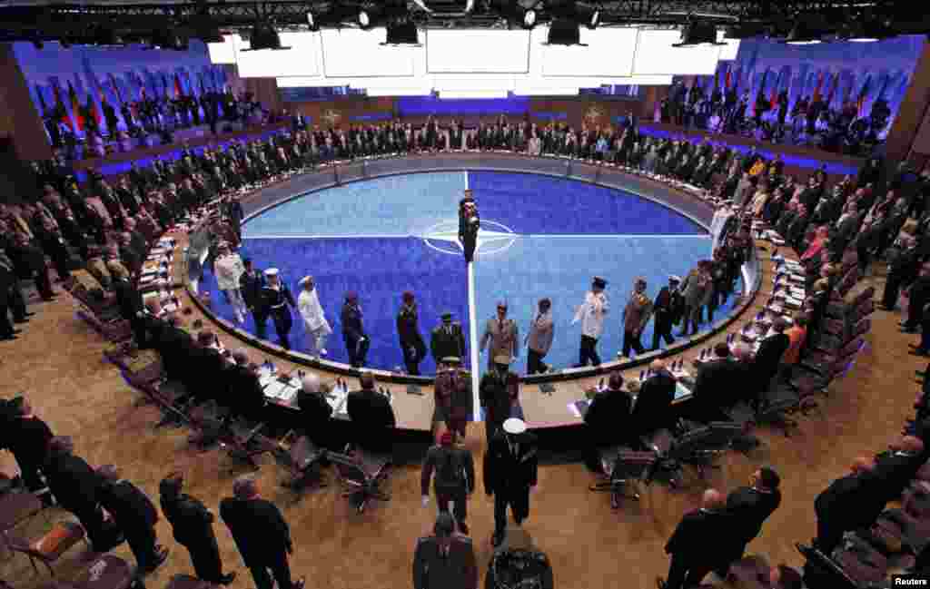 Leaders watch a ceremony honoring NATO military personnel for their service the NATO Summit meeting in Chicago, May 20, 2012.