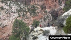 Trek menuju Angel's Landing di Zion, Utah, hanya bisa berpegangan ke rantai. (dok. Yulia Baso)