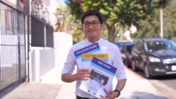 Poll worker Nattapol Pohset,shows the election guide books during his interview with VOA Thai in Los Angeles, California, U.S. October 19 , 2020.