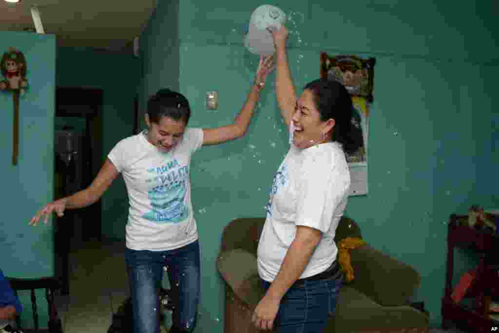 Ivania Álvarez celebra mojando a una familiar en representación de que fue por presuntamente llevar agua a un grupo de manifestantes que fue arrestada y llevada a prisión. AP.