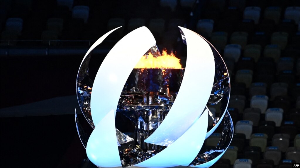 2020 东京奥林匹克运动会闭幕式上，奥林匹克圣火渐渐熄灭。 (photo:VOA)