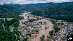 جرمنی کے دریائے آہر کے سیلابی ریلوں نے آبادیوں میں گھس کر تباہی پھیلا دی۔ سیلاب کا سبب شدید بارشیں بنی ہیں۔ 15 جولائی 2021