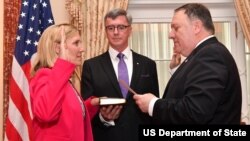 Bà Andrea L. Thompson (trái) trong lễ nhậm chức hồi tháng Sáu năm nay với sự hiện diện của Ngoại trưởng Mỹ Mike Pompeo. 