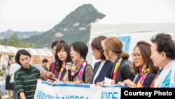 국제 여성·평화운동 단체들이 발족한 ‘코리아 피스 나우’ 회원들이 지난해 10월 서울에서 열린 한반도 평화 촉구 집회에 참석했다. 사진 제공: Korea Peace Now.