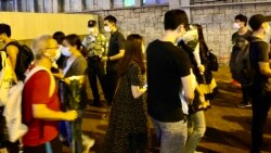 8-31事件一周年，大批市民在太子地鐵站出口外排隊獻花。(美國之音湯惠芸攝）