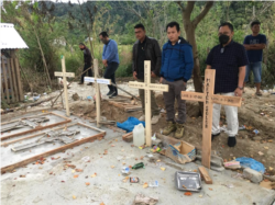 Wakil Ketua Lembaga Perlindungan Saksi dan Korban (LPSK) Edwin Partogi Pasaribu dan perwakilan Badan Nasional Penanggulangan Terorisme (BNPT) dan Polda Sulteng, berziarah ke makam empat korban serangan terorisme di Kalemago, Lore Timur, Kabupaten Poso. Se