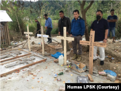 Wakil Ketua Lembaga Perlindungan Saksi dan Korban (LPSK) Edwin Partogi Pasaribu dan perwakilan Badan Nasional Penanggulangan Terorisme (BNPT) dan Polda Sulteng, berziarah ke makam empat korban serangan terorisme di Kalemago, Lore Timur, Kabupaten Poso. Se