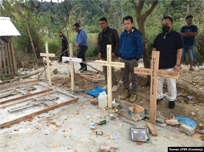 Wakil Ketua Lembaga Perlindungan Saksi dan Korban (LPSK) Edwin Partogi Pasaribu dan perwakilan Badan Nasional Penanggulangan Terorisme (BNPT) dan Polda Sulteng, berziarah ke makam empat korban serangan terorisme di Kalemago, Lore Timur, Kabupaten Poso. Se