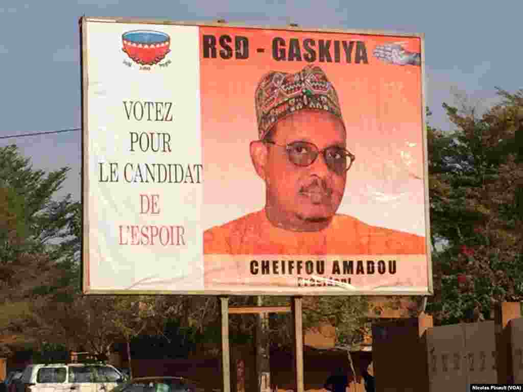 Une affiche de campagne du candidate du RSD-Gaskiya, Cheiffou Amadou, à la présidentielle du dimanche 21 février 2016, à Miamey, Niger (VOA/Nicolas Pinault)