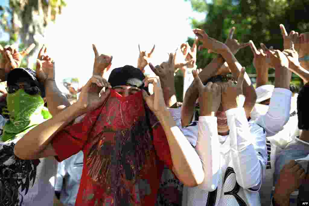 Les membres du gang MS-13 lors d'une manifestation, à Ilopango, dans la banlieue de San Salvador, le 22 janvier 2013.