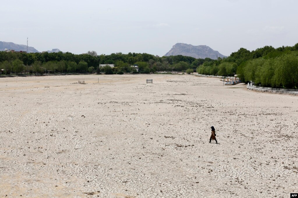 بستر خشک دریای زنده رود اصفهان در ایران