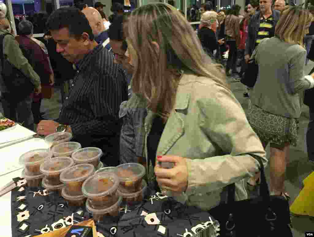 Visitors at the Africa House or "Casa de Africa" look for a taste of African food