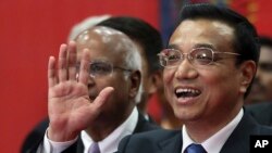 Chinese Premier Li Keqiang gestures as he speaks during his visit to the Tata Consultancy Services office in Mumbai, India, May 21, 2013. 