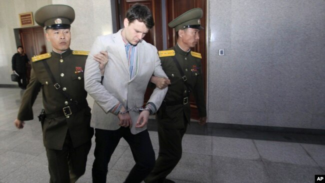 Otro arresto fue el del estudiante estadounidense Otto Warmbier. Realizaba sus estudios en la Universidad de Virginia, de Wyoming, Ohio. Acá es escoltado en la Corte Suprema el 16 de marzo de 2016, en Pyongyang, Corea del Norte.