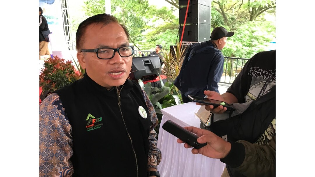 Ketua Forum Bank Sampah Jawa Barat, Mohamad Satori, berbicara kepada wartawan dalam peringatan Hari Peduli Sampah Nasional di Bandung, Selasa, 25 Februari 2020 siang. (VOA/Rio Tuasikal)