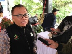 Ketua Forum Bank Sampah Jawa Barat, Mohamad Satori, berbicara kepada wartawan dalam peringatan Hari Peduli Sampah Nasional di Bandung, Selasa, 25 Februari 2020 siang. (VOA/Rio Tuasikal)