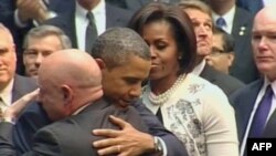 Барак Обама обнимает супруга Габриэль Гиффордс во время встречи в Тусоне