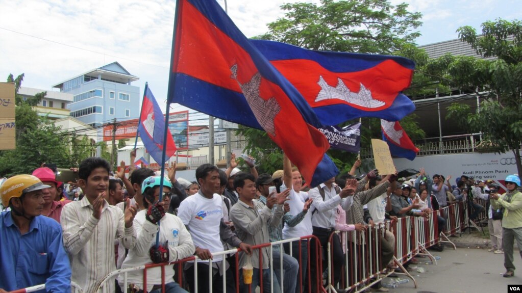 រូបឯកសារ៖ បាតុករជាច្រើនរយនាក់បានដើរដង្ហែរក្បួនបាតុកម្មកាលពីថ្ងៃទី២១ ខែកក្កដា ឆ្នាំ២០១៤ ទាមទារឲ្យអ្នកនាំពាក្យនៃស្ថានទូតវៀតណាម ចេញមកសុំទោសជាសាធារណៈជុំវិញការលើកឡើងថា ទឹកដីកម្ពុជាក្រោមគឺជារបស់វៀតណាមតាំងពីយូរណាស់មកហើយ។ (ស៊ុយ ហ៊ាមខេមរា/VOA)