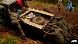 Ba FARDC, mampinga ma Ekolo Congo démocratique bazali kotindika motuka kati na potopoto na nzela ya Kibirizi na Bwito, Ruthusuru, Nord-Kivu, 5 mai 2018