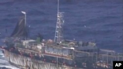 阿根廷海军发布的3月14日视频截图显示中国拖网渔船“鲁烟远渔10号在阿根廷海域非法捕鱼。