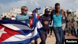 Imagen de archivo de una persona siendo detenida en la Habana, Cuba, por manifestarse pacíficamente el 11 de julio de 2021.