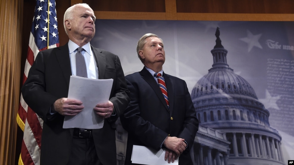 Thượng nghị sĩ John McCain từ tiểu bang Arizona cùng một đồng nghiệp khác là Lindsey Graham trong một sự kiện ở Quốc hội Mỹ hôm 21/1.