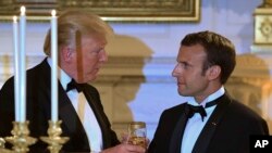 Donald Trump, na Perezida w'Ubufaransa Emmanuel Macron, bariko barasangirira hamwe, muri White House i Washington, itariki 24/04/2018. 