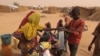 Des enfants autour d'une pompe à eau dans le camp de réfugiés d'Assaga, Diffa, Niger, le 17 avril 2017 (VOA/Nicolas Pinault)