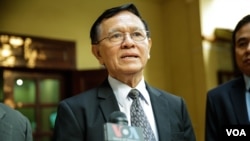 FILE: Kem Sokha talks to VOA reporters before he leaves for the court for his trial over the charge of “Conspiring With Foreign State” on 16th January, 2020.(Malis Tum/VOA)