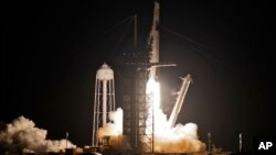 SpaceX Falcon 9, membawa empat awak sipil pertama, lepas landas dari Landasan Peluncuran Kennedy Space Center 39-A, di Cape Canaveral, Florida, Rabu, 15 September 2021. (AP Photo/Chris O'Meara)