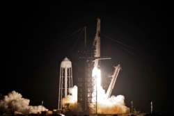 SpaceX-ov Falcon 9 (Soko 9), koji prevozi privatne građane, polijeće sa lansirne rampe 39-A Svemirskog centra Kennedy, 15. septembra 2021, Florida (Foto: AP, Kis O'Mira)