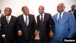Les membres de la coalition au pouvoir du RHDP (LR) Jerome Brou Kablan, Charles Konan Banny, Amara Essy et Kouadio Konan Bertin posent après une conférence de nouvelles à Abidjan Février 26, 2015. 
