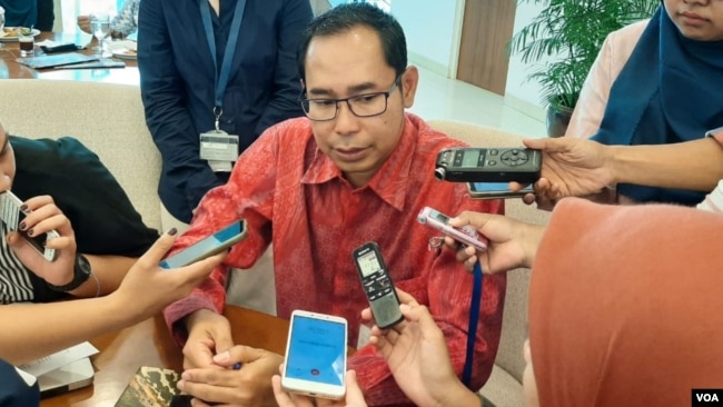 Direktur Perlindungan WNI Kementerian Luar Negeri Judha Nugraha Selasa (8/10) di kantornya menjelasakan soal penangkapan AA, perempuan Indonesia yang ditangkap karena narkoba di Manila, Filipina. (VOA/Fathiyah)