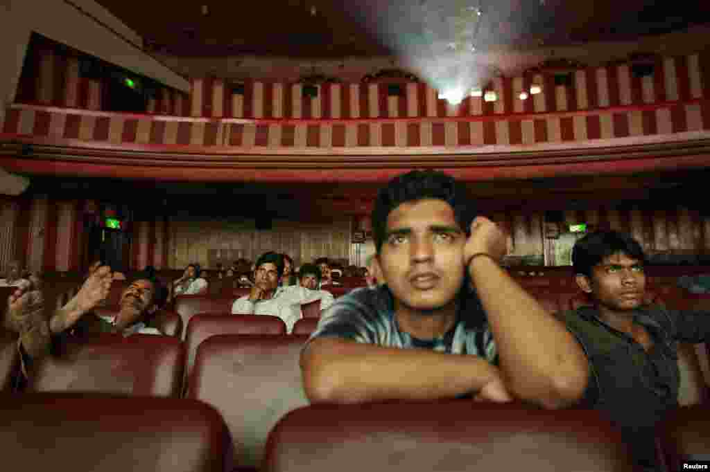 Ram Pratap Verma, 32, yang berkeinginan menjadi aktor Bollywood, menonton sebuah film di sebuah bioskop di Mumbai (2/5).