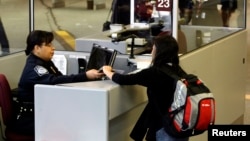وقتی وارد آمریکا شوید، یک افسر اداره گمرک و حفاظت مرزی ایالات متحده ویزا و پاسپورت شما را بررسی می کند. 