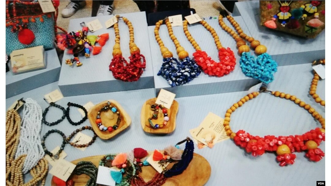 Produk Perhiasan dari barang bekas Semomondeezy (foto: Naratama/VOA).